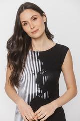 Czarna dzianinowa bluzka z nadrukiem o dopasowanym fasonie