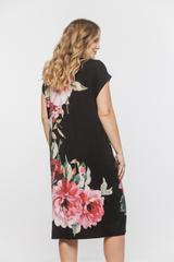 Czarna dzianinowa sukienka w różowe kwiaty