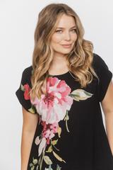 Czarna dzianinowa sukienka w różowe kwiaty