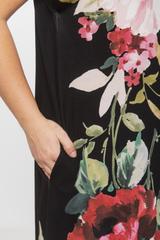 Czarna dzianinowa sukienka w różowe kwiaty