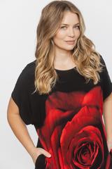 Czarna dzianinowa sukienka z nadrukiem czerwonej róży