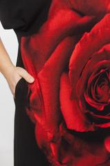 Czarna dzianinowa sukienka z nadrukiem czerwonej róży