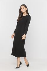 Czarna elegancka sukienka midi o dopasowanym fasonie