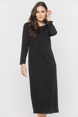 Czarna elegancka sukienka midi o dopasowanym fasonie