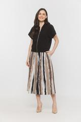 Czarna kamizelka o kroju bomberki