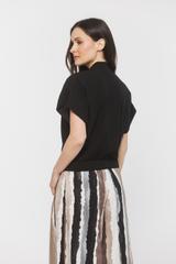 Czarna kamizelka o kroju bomberki