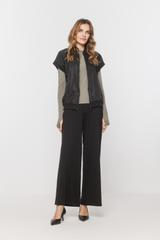 Czarna kamizelka z tkaniny o kroju bomberki