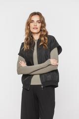 Czarna kamizelka z tkaniny o kroju bomberki