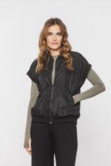 Czarna kamizelka z tkaniny o kroju bomberki