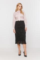 Czarna koronkowa spódnica o wyrazistej strukturze