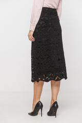 Czarna koronkowa spódnica o wyrazistej strukturze