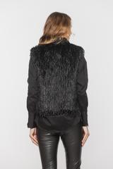 Czarna krótka kamizelka z tkaniny z długim włosem