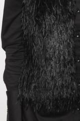 Czarna krótka kamizelka z tkaniny z długim włosem