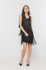 Czarna krótka sukienka z efektownymi frędzlami