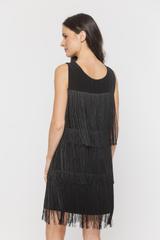 Czarna krótka sukienka z efektownymi frędzlami