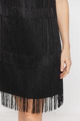Czarna krótka sukienka z efektownymi frędzlami