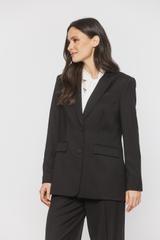 Czarna marynarka o klasycznej formie z kieszeniami i patkami