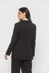 Czarna marynarka o klasycznej formie z kieszeniami i patkami