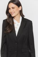 Czarna marynarka o klasycznej formie z kieszeniami i patkami