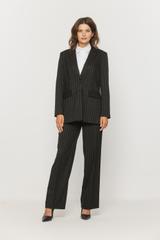 Czarna marynarka w prążek o ponadczasowym fasonie