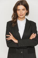 Czarna marynarka w prążek o ponadczasowym fasonie