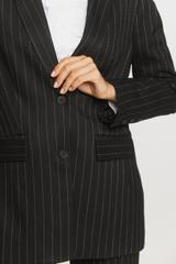 Czarna marynarka w prążek o ponadczasowym fasonie
