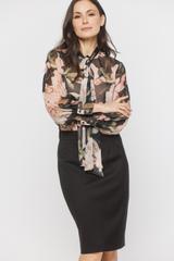 Czarna ołówkowa spódnica z rozporkiem z tyłu