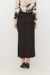 Czarna prosta spódnica z paskiem i bocznym rozcięciem