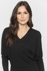 Czarna dopasowana sukienka za kolano z nietoperzowym rękawem