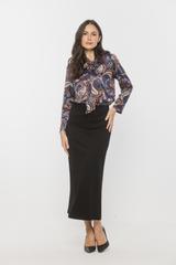 Czarna spódnica midi o delikatnie trapezowym kroju