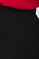 Czarna spódnica w stylu minimalistycznej klasyki