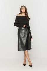 Czarna spódnica z eko skóry z efektownym kopertowym przodem