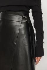 Czarna spódnica z eko skóry z efektownym kopertowym przodem