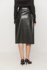 Czarna spódnica z eko skóry z efektownym kopertowym przodem