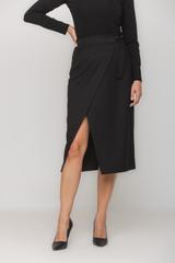 Czarna spódnica za kolano o kopertowym fasonie