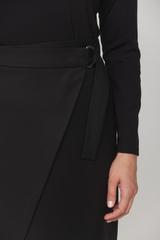 Czarna spódnica za kolano o kopertowym fasonie