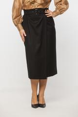Czarna spódnica za kolano z eleganckim zakładanym przodem