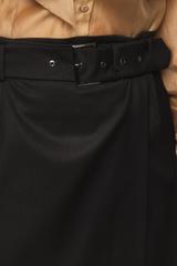 Czarna spódnica za kolano z eleganckim zakładanym przodem