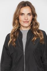 Czarna stylowa bomberka z satynowym połyskiem