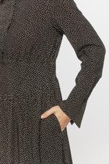 Czarna sukienka wiskozowa w kropeczki z ozdobnym mankietem
