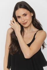 Czarna sukienka z biżuteryjnymi ramiączkami