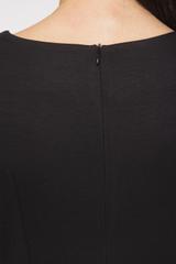 Czarna sukienka z dzianiny w klasycznym wydaniu