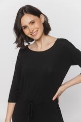 Czarna sukienka z gumką w talii