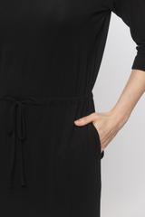Czarna sukienka z gumką w talii
