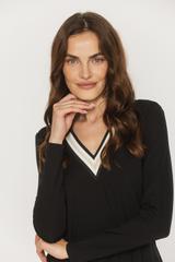 Czarna sukienka z kontrastowym dekoltem V i długim rękawem