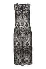 Czarna sukienka z koronki o zmysłowym kobiecym fasonie