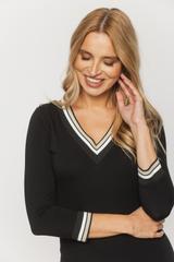 Czarna sukienka za kolano z ozdobnymi ściągaczami