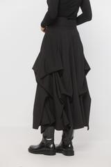 Czarna szykowna spódnica z efektownymi podpięciami