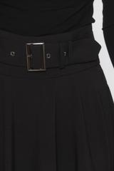 Czarna szykowna spódnica z efektownymi podpięciami