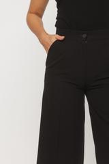 Czarne kuloty w kant w ponadczasowym eleganckim stylu